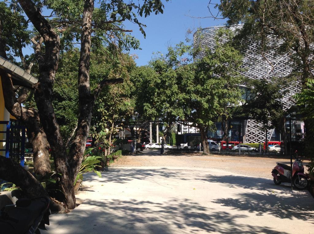 The Pub Guesthouse Chiang Mai Bagian luar foto
